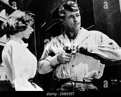 Elisabeth Muller & Robert Mitchum Film The Angry Hills (1952) Charaktere: & Mike Morrison Regie: Robert Aldrich 15. Juli 1959 **WARNUNG** dieses Foto ist nur für redaktionelle Zwecke bestimmt und unterliegt dem Urheberrecht von MGM und/oder dem Fotografen, der von der Film- oder Produktionsgesellschaft beauftragt wurde. Es kann nur durch Veröffentlichungen in Verbindung mit der Werbung für den oben genannten Film reproduziert werden. Eine obligatorische Gutschrift an MGM ist erforderlich. Der Fotograf sollte ebenfalls angerechnet werden, wenn er bekannt ist. Ohne schriftliche Genehmigung der Film Company kann keine kommerzielle Nutzung gewährt werden. Stockfoto