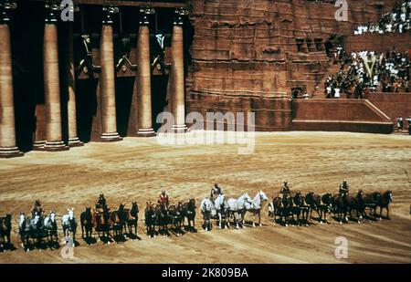 Chariot Race Film: Ben-Hur; Ben Hur (USA 1959) Regie: William Wyler 18 November 1959 **WARNUNG** Dieses Foto ist nur für redaktionelle Zwecke bestimmt und unterliegt dem Copyright von MGM und/oder dem von der Film- oder Produktionsfirma beauftragten Fotografen und kann nur durch Publikationen im Zusammenhang mit der Bewerbung des oben genannten Films reproduziert werden. Eine obligatorische Gutschrift an MGM ist erforderlich. Der Fotograf sollte auch bei Bekanntwerden des Fotos gutgeschrieben werden. Ohne schriftliche Genehmigung der Film Company kann keine kommerzielle Nutzung gewährt werden. Stockfoto