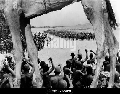 Slave Scene Film: Land Der Pharaonen (1955) Regie: Howard Hawks 24 June 1955 **WARNUNG** Dieses Foto ist nur für redaktionelle Zwecke bestimmt und unterliegt dem Copyright von WARNER BROS und/oder des Fotografen, der von der Film- oder Produktionsfirma beauftragt wurde, und kann nur von Publikationen im Zusammenhang mit der Bewerbung des oben genannten Films reproduziert werden. Eine obligatorische Gutschrift an WARNER BROS ist erforderlich. Der Fotograf sollte auch bei Bekanntwerden des Fotos gutgeschrieben werden. Ohne schriftliche Genehmigung der Film Company kann keine kommerzielle Nutzung gewährt werden. Stockfoto