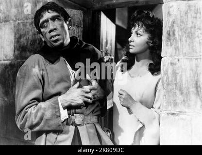 Anthony Quinn & Gina Lollobrigida Film: Notre Dame De Paris; Der Glöckner Von Notre Dame (1957) Charaktere: Quasimodo & Esmeralda Regie: Jean Delannoy 19 December 1956 **WARNUNG** Dieses Foto ist nur für den redaktionellen Gebrauch bestimmt und unterliegt dem Copyright von ALLIIERTEN KÜNSTLERN und/oder dem Fotografen, der von der Film- oder Produktionsfirma beauftragt wurde, und kann nur von Publikationen im Zusammenhang mit der Bewerbung des oben genannten Films reproduziert werden. Eine obligatorische Gutschrift für ALLIIERTE KÜNSTLER ist erforderlich. Der Fotograf sollte auch bei Bekanntwerden des Fotos gutgeschrieben werden. Eine kommerzielle Nutzung kann ohne schriftliche Genehmigung des nicht gewährt werden Stockfoto