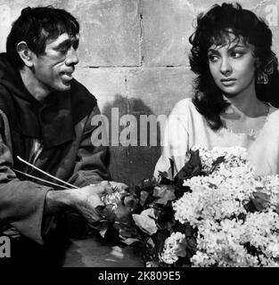 Anthony Quinn & Gina Lollobrigida Film: Notre Dame De Paris; Der Glöckner Von Notre Dame (1956) Charaktere: Quasimodo & Esmeralda Regie: Jean Delannoy 19 December 1956 **WARNUNG** Dieses Foto ist nur für den redaktionellen Gebrauch bestimmt und unterliegt dem Copyright von ALLIIERTEN KÜNSTLERN und/oder dem Fotografen, der von der Film- oder Produktionsfirma beauftragt wurde, und kann nur von Publikationen im Zusammenhang mit der Bewerbung des oben genannten Films reproduziert werden. Eine obligatorische Gutschrift für ALLIIERTE KÜNSTLER ist erforderlich. Der Fotograf sollte auch bei Bekanntwerden des Fotos gutgeschrieben werden. Eine kommerzielle Nutzung kann ohne schriftliche Genehmigung des nicht gewährt werden Stockfoto