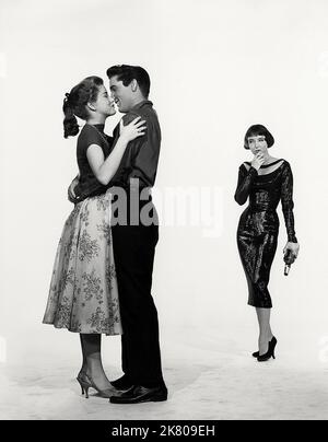 Dolores Hart, Elvis Presley & Carolyn Jones Film: King Creole (USA 1958) Charaktere: Nellie,Danny Fisher,Ronnie Regie: Michael Curtiz 02 July 1958 **WARNUNG** Dieses Foto ist nur für redaktionelle Zwecke bestimmt und unterliegt dem Copyright von PARAMOUNT und/oder des Fotografen, der von der Film- oder Produktionsfirma beauftragt wurde und darf nur von Publikationen im Zusammenhang mit der Bewerbung des oben genannten Films reproduziert werden. Eine obligatorische Gutschrift an PARAMOUNT ist erforderlich. Der Fotograf sollte auch bei Bekanntwerden des Fotos gutgeschrieben werden. Ohne schriftliche Genehmigung der Film Company kann keine kommerzielle Nutzung gewährt werden. Stockfoto