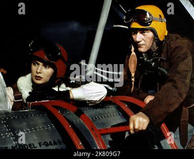 Janet Leigh & John Wayne Film: Jet Pilot (1957) Charaktere: Lt. Anna Marladovna Shannon / Olga Orlief & Col. Jim Shannon Regie: Josef von Sternberg 01. Oktober 1957 **WARNUNG** Dieses Foto ist nur für redaktionelle Zwecke bestimmt und unterliegt dem Copyright von RKO und/oder des Fotografen, der von der Film- oder Produktionsfirma beauftragt wurde, und kann nur durch Publikationen im Zusammenhang mit der Bewerbung des oben genannten Films reproduziert werden. Eine obligatorische Gutschrift an RKO ist erforderlich. Der Fotograf sollte auch bei Bekanntwerden des Fotos gutgeschrieben werden. Ohne schriftliche Genehmigung der Film Company kann keine kommerzielle Nutzung gewährt werden. Stockfoto