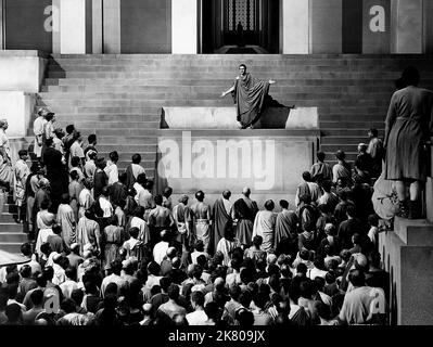 Marlon Brando Film: Julius Caesar (USA 1953) Charaktere: Mark Antony Regie: Joseph L. Mankiewicz 08 May 1953 **WARNUNG** Dieses Foto ist nur für den redaktionellen Gebrauch bestimmt und unterliegt dem Copyright von MGM und/oder dem Fotografen, der von der Film- oder Produktionsfirma beauftragt wurde, und kann nur durch Publikationen im Zusammenhang mit der Bewerbung des oben genannten Films reproduziert werden. Eine obligatorische Gutschrift an MGM ist erforderlich. Der Fotograf sollte auch bei Bekanntwerden des Fotos gutgeschrieben werden. Ohne schriftliche Genehmigung der Film Company kann keine kommerzielle Nutzung gewährt werden. Stockfoto