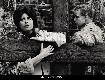 Anna Magnani & Marlon Brando Film: The Fugitive Kind (USA 1959) Charaktere: Lady Torrance & Valentine 'Snakeskin' Xavier Regie: Sidney Lumet 14. April 1959 **WARNUNG** Dieses Foto ist nur für redaktionelle Verwendung bestimmt und unterliegt dem Copyright von UNITED ARTISTS und/oder dem Fotografen, der von der Film- oder Produktionsfirma beauftragt wurde und darf nur von Publikationen im Zusammenhang mit der Bewerbung des oben genannten Films reproduziert werden. Eine obligatorische Gutschrift für UNITED ARTISTS ist erforderlich. Der Fotograf sollte auch bei Bekanntwerden des Fotos gutgeschrieben werden. Ohne schriftliche Genehmigung der Film Company kann keine kommerzielle Nutzung gewährt werden Stockfoto