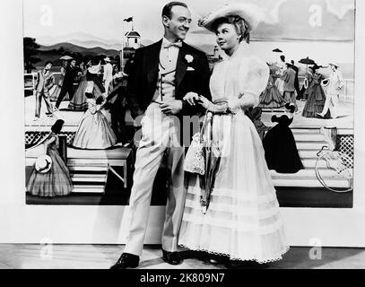 Fred Astaire & Vera-Ellen Film: The Belle Of New York (1958) Charaktere: Charlie Hill & Angela Bonfils Regie: Charles Walters 22 February 1952 **WARNUNG** Dieses Foto ist nur für redaktionelle Zwecke bestimmt und unterliegt dem Copyright von MGM und/oder dem von der Film- oder Produktionsfirma beauftragten Fotografen und kann nur durch Publikationen im Zusammenhang mit der Bewerbung des oben genannten Films reproduziert werden. Eine obligatorische Gutschrift an MGM ist erforderlich. Der Fotograf sollte auch bei Bekanntwerden des Fotos gutgeschrieben werden. Ohne schriftliche Genehmigung der Film Company kann keine kommerzielle Nutzung gewährt werden. Stockfoto