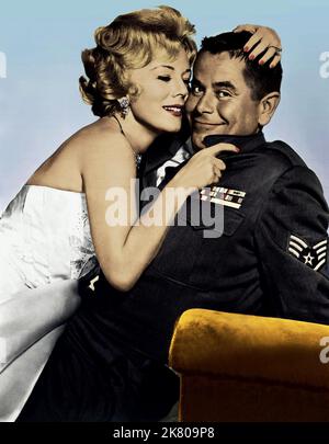 Debbie Reynolds & Glenn Ford Film: Es begann mit Einem Kuss (USA 1959) Charaktere: Maggie Putnam & Sgt. Joe Fitzpatrick Regie: George Marshall 19 August 1959 **WARNUNG** Dieses Foto ist nur für redaktionelle Verwendung bestimmt und unterliegt dem Copyright von MGM und/oder dem von der Film- oder Produktionsfirma beauftragten Fotografen.Es kann nur durch Publikationen im Zusammenhang mit der Bewerbung des oben genannten Films reproduziert werden. Eine obligatorische Gutschrift an MGM ist erforderlich. Der Fotograf sollte auch bei Bekanntwerden des Fotos gutgeschrieben werden. Ohne schriftliche Genehmigung der Film Company kann keine kommerzielle Nutzung gewährt werden. Stockfoto