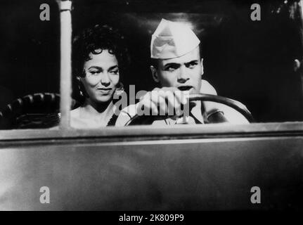 Dorothy Dandridge & Harry Belafonte Film Carmen Jones (1957) Charaktere: Carmen Jones & Joe Regie: Otto Preminger 05. Oktober 1954 **WARNUNG** dieses Foto ist nur für redaktionelle Zwecke bestimmt und unterliegt dem Copyright von 20THCENTURY FOX und/oder dem Fotografen, der von der Film or Production Company zugewiesen wurde. Es kann nur durch Veröffentlichungen in Verbindung mit der Werbung für den obigen Film reproduziert werden. Eine obligatorische Gutschrift für 20THCENTURY FOX ist erforderlich. Der Fotograf sollte ebenfalls angerechnet werden, wenn er bekannt ist. Ohne schriftliche Genehmigung der Film Company kann keine kommerzielle Nutzung gewährt werden. Stockfoto