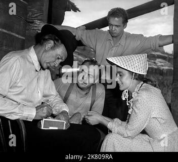 Gary Cooper, Karl Malden & Maria Schell Film: The Hanging Tree (USA 1959) Charaktere: Dr. Joseph 'Doc' Frail,Frenchy Plante,Elizabeth Mahler Regie: Delmer Daves 11 February 1959 **WARNUNG** Dieses Foto ist nur für redaktionelle Verwendung bestimmt und unterliegt dem Copyright von WARNER BROS. Und/oder des Fotografen, der von der Film- oder Produktionsfirma beauftragt wurde und nur durch Publikationen im Zusammenhang mit der Bewerbung des oben genannten Films reproduziert werden kann. Eine obligatorische Gutschrift an WARNER BROS. Ist erforderlich. Der Fotograf sollte auch bei Bekanntwerden des Fotos gutgeschrieben werden. Eine kommerzielle Nutzung kann ohne schriftliche Genehmigung fr Stockfoto