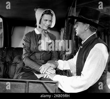 Dorothy McGuire & Gary Cooper Film: Friendly Persuasion (USA 1956) Charaktere: Eliza Birdwell & Jess Birdwell Regie: William Wyler 01 November 1956 **WARNUNG** Dieses Foto ist nur für redaktionelle Verwendung bestimmt und unterliegt dem Copyright von ALLIIERTEN KÜNSTLERN und/oder dem von der Film- oder Produktionsgesellschaft beauftragten Fotografen.Es kann nur von Publikationen im Zusammenhang mit der Bewerbung des oben genannten Films reproduziert werden. Eine obligatorische Gutschrift für ALLIIERTE KÜNSTLER ist erforderlich. Der Fotograf sollte auch bei Bekanntwerden des Fotos gutgeschrieben werden. Ohne schriftliche Genehmigung der Film Company kann keine kommerzielle Nutzung gewährt werden. Stockfoto