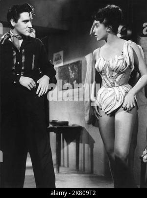 Elvis Presley & Liliane Montevecchi Film: King Creole (USA 1958) Charaktere: Danny Fisher,Forty Nina Regie: Michael Curtiz 02 July 1958 **WARNUNG** Dieses Foto ist nur für redaktionelle Zwecke bestimmt und unterliegt dem Copyright von PARAMOUNT und/oder des Fotografen, der von der Film- oder Produktionsfirma beauftragt wurde und darf nur von Publikationen im Zusammenhang mit der Bewerbung des oben genannten Films reproduziert werden. Eine obligatorische Gutschrift an PARAMOUNT ist erforderlich. Der Fotograf sollte auch bei Bekanntwerden des Fotos gutgeschrieben werden. Ohne schriftliche Genehmigung der Film Company kann keine kommerzielle Nutzung gewährt werden. Stockfoto