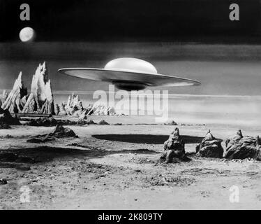 Spaceship Scene Film Forbidden Planet (USA 1956) Regie: Fred M.. Wilcox 23. März 1956 **WARNUNG** dieses Foto ist nur für redaktionelle Zwecke bestimmt und unterliegt dem Urheberrecht von MGM und/oder dem von der Film- oder Produktionsgesellschaft beauftragten Fotografen und kann nur durch Veröffentlichungen in Verbindung mit der Werbung für den oben genannten Film reproduziert werden. Eine obligatorische Gutschrift an MGM ist erforderlich. Der Fotograf sollte ebenfalls angerechnet werden, wenn er bekannt ist. Ohne schriftliche Genehmigung der Film Company kann keine kommerzielle Nutzung gewährt werden. Stockfoto