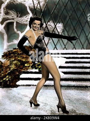 Jane Russell Film: The French Line (USA 1953) Charaktere: Mary 'Mame' Carson Regie: Lloyd Bacon 29 December 1953 **WARNUNG** Dieses Foto ist nur für redaktionelle Zwecke bestimmt und unterliegt dem Copyright von RKO und/oder des Fotografen, der von der Film- oder Produktionsfirma beauftragt wurde, und kann nur von Publikationen im Zusammenhang mit der Bewerbung des oben genannten Films reproduziert werden. Eine obligatorische Gutschrift an RKO ist erforderlich. Der Fotograf sollte auch bei Bekanntwerden des Fotos gutgeschrieben werden. Ohne schriftliche Genehmigung der Film Company kann keine kommerzielle Nutzung gewährt werden. Stockfoto