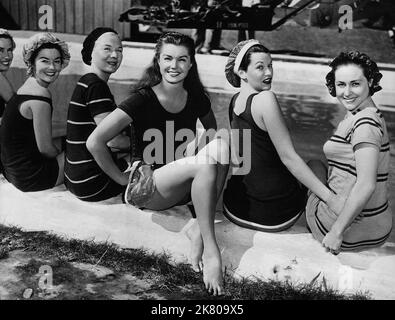 Miriam Hendry, Maxine Doviet, Alice Markham, Esther Williams, Pat Bean Smith & Mary Donavan Film: The One Piece Bathing Suit; Million Dollar Mermaid (1955) Charaktere: ,,,Annette Kellerman, & 04. Dezember 1952 **WARNUNG** Dieses Foto ist nur für redaktionelle Verwendung bestimmt und unterliegt dem Copyright von MGM und/oder dem Fotografen, der von der Film- oder Produktionsfirma beauftragt wurde, und kann nur durch Publikationen im Zusammenhang mit der Bewerbung des oben genannten Films reproduziert werden. Eine obligatorische Gutschrift an MGM ist erforderlich. Der Fotograf sollte auch bei Bekanntwerden des Fotos gutgeschrieben werden. Ohne schriftliche Genehmigung kann keine kommerzielle Nutzung gewährt werden Stockfoto