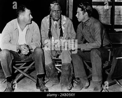 Nathan Juran, Morris Ankrum, Audie Murphy Film: Drums Across The River (1959) Charaktere: ,Chief Ouray,Gary Brannon 01 June 1954 **WARNUNG** Dieses Foto ist nur für den redaktionellen Gebrauch bestimmt und unterliegt dem Copyright von UI und/oder des Fotografen, der von der Film- oder Produktionsfirma beauftragt wurde und kann nur durch Publikationen im Zusammenhang mit der Bewerbung des oben genannten Films reproduziert werden. Eine obligatorische Gutschrift an die Benutzeroberfläche ist erforderlich. Der Fotograf sollte auch bei Bekanntwerden des Fotos gutgeschrieben werden. Ohne schriftliche Genehmigung der Film Company kann keine kommerzielle Nutzung gewährt werden. Stockfoto