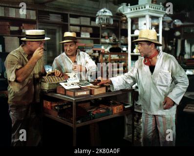 Aldo Ray, Peter Ustinov, Humphrey Bogart Film: We'Re No Angels (1957) Charaktere: Albert,Jules,Joseph Regie: Michael Curtiz 07 July 1955 **WARNUNG** Dieses Foto ist nur für redaktionelle Zwecke bestimmt und unterliegt dem Copyright von PARAMOUNT und/oder des Fotografen, der von der Film- oder Produktionsfirma beauftragt wurde und darf nur von Publikationen im Zusammenhang mit der Bewerbung des oben genannten Films reproduziert werden. Eine obligatorische Gutschrift an PARAMOUNT ist erforderlich. Der Fotograf sollte auch bei Bekanntwerden des Fotos gutgeschrieben werden. Ohne schriftliche Genehmigung der Film Company kann keine kommerzielle Nutzung gewährt werden. Stockfoto