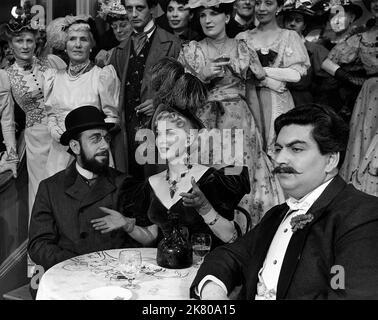 Jose Ferrer, Zsa Zsa Gabor & Harold Kasket Film: Moulin Rouge (UK 1952) Charaktere: ,Jane Avril,Zidler Regie: John Huston 23 December 1952 **WARNUNG** Dieses Foto ist nur für den redaktionellen Gebrauch bestimmt und unterliegt dem Copyright von UNITED ARTISTS und/oder dem Fotografen, der von der Film oder Production Company beauftragt wurde und kann nur durch Publikationen im Zusammenhang mit der Bewerbung des oben genannten Films reproduziert werden. Eine obligatorische Gutschrift für UNITED ARTISTS ist erforderlich. Der Fotograf sollte auch bei Bekanntwerden des Fotos gutgeschrieben werden. Ohne schriftliche Genehmigung der Film Company kann keine kommerzielle Nutzung gewährt werden. Stockfoto