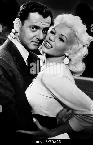 Tony Randall, Jayne Mansfield Film: Will Success Spoil Rock Hunter (1951) Charaktere: Rockwell P. Hunter / Hself / Lover Doll,Rita Marlowe Regie: Frank Tashlin 29 July 1957 **WARNUNG** Dieses Foto ist nur für redaktionelle Verwendung bestimmt und unterliegt dem Copyright von 20 CENTURY FOX und/oder des Fotografen, der von der Film- oder Produktionsfirma beauftragt wurde, und kann nur durch Publikationen im Zusammenhang mit der Bewerbung des oben genannten Films reproduziert werden. Eine obligatorische Gutschrift an 20 CENTURY FOX ist erforderlich. Der Fotograf sollte auch bei Bekanntwerden des Fotos gutgeschrieben werden. Eine kommerzielle Nutzung kann ohne schriftliche Genehmigung nicht gewährt werden Stockfoto