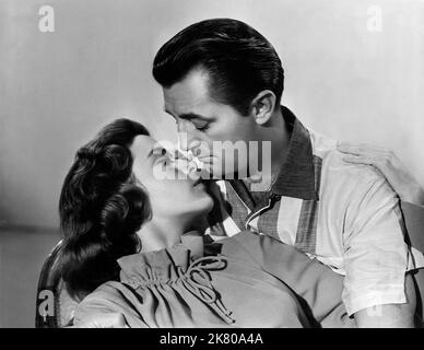 Elisabeth Muller, Robert Mitchum Film The Angry Hills (1959) Charaktere: Mike Morrison Regie: Robert Aldrich 15. Juli 1959 **WARNUNG** dieses Foto ist nur für redaktionelle Zwecke bestimmt und unterliegt dem Urheberrecht von MGM und/oder dem Fotografen, der von der Film- oder Produktionsgesellschaft zugewiesen wurde. Es kann nur durch Veröffentlichungen in Verbindung mit der Werbung für den obigen Film reproduziert werden. Eine obligatorische Gutschrift an MGM ist erforderlich. Der Fotograf sollte ebenfalls angerechnet werden, wenn er bekannt ist. Ohne schriftliche Genehmigung der Film Company kann keine kommerzielle Nutzung gewährt werden. Stockfoto