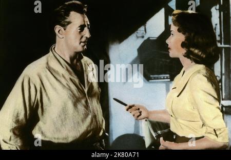 Robert Mitchum, Elisabeth Muller Film The Angry Hills (1952) Charaktere: Mike Morrison, Regie: Robert Aldrich 15. Juli 1959 **WARNUNG** dieses Foto ist nur für redaktionelle Zwecke bestimmt und unterliegt dem Urheberrecht von MGM und/oder dem Fotografen, der von der Film or Production Company zugewiesen wurde. Eine obligatorische Gutschrift an MGM ist erforderlich. Der Fotograf sollte ebenfalls angerechnet werden, wenn er bekannt ist. Ohne schriftliche Genehmigung der Film Company kann keine kommerzielle Nutzung gewährt werden. Stockfoto