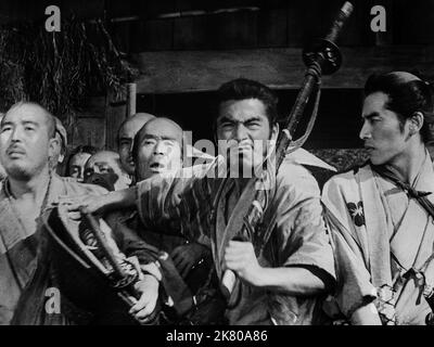 Toshiro Mifune Film: Sieben Samurai (Shichinin no Samurai) Charaktere: Kikuchiyo JP 1954, Regie: Akira Kurosawa 26. April 1954 **WARNUNG** Dieses Foto ist nur für den redaktionellen Gebrauch bestimmt und unterliegt dem Copyright von COLUMBIA und/oder des Fotografen, der von der Film- oder Produktionsfirma beauftragt wurde, und kann nur durch Publikationen im Zusammenhang mit der Bewerbung des oben genannten Films reproduziert werden. Eine obligatorische Gutschrift an COLUMBIA ist erforderlich. Der Fotograf sollte auch bei Bekanntwerden des Fotos gutgeschrieben werden. Ohne schriftliche Genehmigung der Film Company kann keine kommerzielle Nutzung gewährt werden. Stockfoto