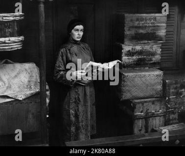 Anita Ekberg Film Blood Alley (USA 1955) Charaktere: Wei Ling Regie: William A. Wellman 01. Oktober 1955 **WARNUNG** dieses Foto ist nur für redaktionelle Zwecke bestimmt und unterliegt dem Copyright von WARNER und/oder dem Fotografen, der von der Film- oder Produktionsgesellschaft beauftragt wurde. Es kann nur durch Veröffentlichungen in Verbindung mit der Werbung für den oben genannten Film reproduziert werden. Eine obligatorische Gutschrift an WARNER ist erforderlich. Der Fotograf sollte ebenfalls angerechnet werden, wenn er bekannt ist. Ohne schriftliche Genehmigung der Film Company kann keine kommerzielle Nutzung gewährt werden. Stockfoto