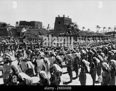 General Scene Film: Land Der Pharaonen (1955) Regie: Howard Hawks 24 June 1955 **WARNUNG** Dieses Foto ist nur für redaktionelle Zwecke bestimmt und unterliegt dem Copyright von WARNER BROS und/oder des Fotografen, der von der Film- oder Produktionsfirma beauftragt wurde, und kann nur von Publikationen im Zusammenhang mit der Bewerbung des oben genannten Films reproduziert werden. Eine obligatorische Gutschrift an WARNER BROS ist erforderlich. Der Fotograf sollte auch bei Bekanntwerden des Fotos gutgeschrieben werden. Ohne schriftliche Genehmigung der Film Company kann keine kommerzielle Nutzung gewährt werden. Stockfoto