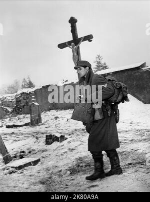 John Gavin Film: A Time to Love and A Time to die (USA/DE 1958) Charaktere: Ernst Graeber / Literaturverfilmung (nach dem Buch von Erich Maria Remarque) Regie: Douglas Sirk 25 June 1958 **WARNUNG** Dieses Foto ist nur für den redaktionellen Gebrauch bestimmt und unterliegt dem Copyright von UNIVERSAL-BILDERN und/oder dem Fotografen, der von der Film- oder Produktionsfirma beauftragt wurde und darf nur von Publikationen im Zusammenhang mit der Bewerbung des oben genannten Films reproduziert werden. Eine obligatorische Gutschrift für UNIVERSELLE BILDER ist erforderlich. Der Fotograf sollte auch bei Bekanntwerden des Fotos gutgeschrieben werden. Eine kommerzielle Nutzung kann ohne diese nicht gewährt werden Stockfoto