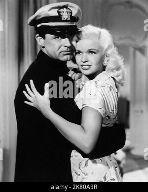 Cary Grant & Jayne Mansfield Film: Kiss Them For Me (1952) Charaktere: Cmdr. Andy Crewson & Alice Kratzner Director: Stanley Donen 10. Dezember 1957 **WARNUNG** Dieses Foto ist nur für redaktionelle Verwendung bestimmt und unterliegt dem Copyright von 20 CENTURY FOX und/oder des Fotografen, die von der Film- oder Produktionsfirma beauftragt wurden.Es kann nur von Publikationen im Zusammenhang mit der Bewerbung des oben genannten Films reproduziert werden. Eine obligatorische Gutschrift an 20 CENTURY FOX ist erforderlich. Der Fotograf sollte auch bei Bekanntwerden des Fotos gutgeschrieben werden. Ohne schriftliche Genehmigung der Film Company kann keine kommerzielle Nutzung gewährt werden. Stockfoto