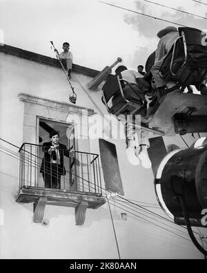 Mario Lanza Film Serenade (1956) Charaktere: Damon Vincenti Regie: Anthony Mann 23. März 1956 **WARNUNG** dieses Foto ist nur für redaktionelle Zwecke bestimmt und unterliegt dem Urheberrecht von WARNER BROS und/oder dem Fotografen, der von der Film- oder Produktionsgesellschaft beauftragt wurde, und kann nur durch Veröffentlichungen in Verbindung mit der Promotion des obigen Films reproduziert werden. Eine obligatorische Gutschrift für WARNER BROS ist erforderlich. Der Fotograf sollte ebenfalls angerechnet werden, wenn er bekannt ist. Ohne schriftliche Genehmigung der Film Company kann keine kommerzielle Nutzung gewährt werden. Stockfoto