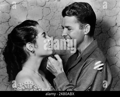 Susan Kohner & Audie Murphy Film: To Hell and Back (USA 1955) Charaktere: Maria & Audie Murphy Regie: Jesse Hibbs 17. August 1955 **WARNUNG** Dieses Foto ist nur für redaktionelle Verwendung bestimmt und unterliegt dem Copyright von UNIVERSAL und/oder dem Fotografen, der von der Film- oder Produktionsfirma beauftragt wurde und darf nur von Publikationen im Zusammenhang mit der Bewerbung des oben genannten Films reproduziert werden. Eine obligatorische Gutschrift an UNIVERSAL ist erforderlich. Der Fotograf sollte auch bei Bekanntwerden des Fotos gutgeschrieben werden. Ohne schriftliche Genehmigung der Film Company kann keine kommerzielle Nutzung gewährt werden. Stockfoto