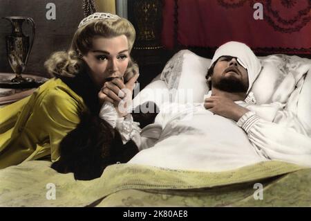 Lana Turner & Roger Moore Film Diane (USA 1956) Charaktere: Diane de Poitiers - Countess de Breze & Prince Henri Regie: David Miller 12. Januar 1956 **WARNUNG** dieses Foto ist nur für redaktionelle Zwecke bestimmt und unterliegt dem Urheberrecht von MGM und/oder dem Fotografen, der von der Film- oder Produktionsgesellschaft beauftragt wurde. Es kann nur durch Veröffentlichungen in Verbindung mit der Werbung für den oben genannten Film reproduziert werden. Eine obligatorische Gutschrift an MGM ist erforderlich. Der Fotograf sollte ebenfalls angerechnet werden, wenn er bekannt ist. Ohne schriftliche Genehmigung der Film Company kann keine kommerzielle Nutzung gewährt werden. Stockfoto