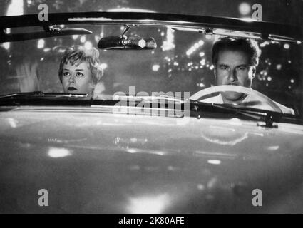 Giulietta Masina & Amedeo Nazzari Film: Die Nächte der Cabiria; Le Notti Di Cabiria (Le notti di Cabiria) Charaktere: Maria 'Cabiria' Ceccarelli & Alberto Lazzari IT/Fr 1957, Regie: Federico Fellini 10 May 1957 **WARNUNG** Dieses Foto ist nur für redaktionelle Zwecke bestimmt und unterliegt dem Copyright von DINO DE LAURENTIIS CINEMATOGRAFICA und/oder dem von der Film- oder Produktionsfirma beauftragten Fotografen und kann nur durch Publikationen im Zusammenhang mit der Bewerbung des oben genannten Films reproduziert werden. Eine obligatorische Gutschrift an DINO DE LAURENTIIS CINEMATOGRAFICA ist erforderlich. Der Fotograf sollte ebenfalls Anerkennung erhalten Stockfoto