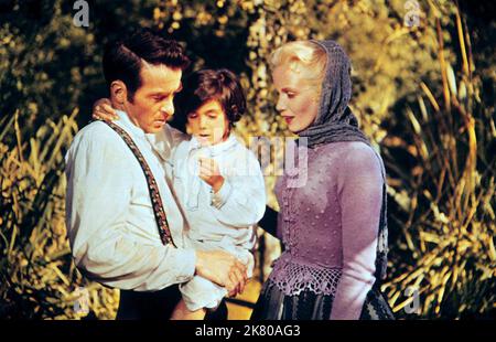 Montgomery Clift & Eva Marie Saint Film: Raintree County (USA 1957) Charaktere: John Wickliff Shawnessy & Nell Gaither / Literaturverfilmung (nach dem Buch von Ross Lockridge Jr.) Regie: Edward Dmytryk 04 October 1957 **WARNUNG** Dieses Foto ist nur für den redaktionellen Gebrauch bestimmt und unterliegt dem Copyright von MGM und/oder dem Fotografen, der von der Film- oder Produktionsfirma beauftragt wurde.Es kann nur durch Publikationen im Zusammenhang mit der Bewerbung des oben genannten Films reproduziert werden. Eine obligatorische Gutschrift an MGM ist erforderlich. Der Fotograf sollte auch bei Bekanntwerden des Fotos gutgeschrieben werden. Es kann keine kommerzielle Nutzung gewährt werden Stockfoto