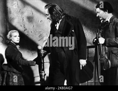 Hildegard Knef & John Barrymore Film: Svengali (UK 1954) Charaktere: Trilby O'Ferrall Regie: Noel Langley 01 December 1954 **WARNUNG** Dieses Foto ist nur für redaktionelle Zwecke bestimmt und unterliegt dem Copyright von MGM und/oder dem Fotografen, der von der Film- oder Produktionsfirma beauftragt wurde, und kann nur von Publikationen im Zusammenhang mit der Bewerbung des oben genannten Films reproduziert werden. Eine obligatorische Gutschrift an MGM ist erforderlich. Der Fotograf sollte auch bei Bekanntwerden des Fotos gutgeschrieben werden. Ohne schriftliche Genehmigung der Film Company kann keine kommerzielle Nutzung gewährt werden. Stockfoto