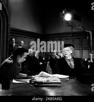 Humphrey Bogart & Ethel Barrymore Film Deadline (1952) Charaktere: Ed Hutcheson & Margaret Garrison Regie: Richard Brooks 14. März 1952 **WARNUNG** dieses Foto ist nur für redaktionelle Zwecke bestimmt und unterliegt dem Copyright von WARNER BROS und/oder dem Fotografen, der von der Film or Production Company zugewiesen wurde. Eine obligatorische Gutschrift für WARNER BROS ist erforderlich. Der Fotograf sollte ebenfalls angerechnet werden, wenn er bekannt ist. Ohne schriftliche Genehmigung der Film Company kann keine kommerzielle Nutzung gewährt werden. Stockfoto