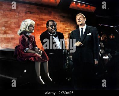 Susan Gordon, Danny Kaye & Louis Armstrong Film: The Five Pennies (1959) Charaktere: Dorothy Nichols, im Alter von 6 bis 8,Ernest Loring Nichols aka 'Red' & 'Ernie' & Himself Regie: Melville Shavelson 18 June 1959 **WARNUNG** Dieses Foto ist nur für den redaktionellen Gebrauch bestimmt und unterliegt dem Copyright von PARAMOUNT PICTURES und/oder des Fotografen, der von der Film- oder Produktionsfirma beauftragt wurde und darf nur von Publikationen im Zusammenhang mit der Bewerbung des oben genannten Films reproduziert werden. Eine obligatorische Gutschrift für PARAMOUNT-BILDER ist erforderlich. Der Fotograf sollte auch bei Bekanntwerden des Fotos gutgeschrieben werden. Keine kommerzielle Nutzung möglich Stockfoto