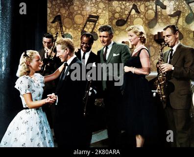 Tuesday Weld, Danny Kaye, Louis Armstrong, Harry Guardino, Barbara Bel Geddes & Ray Anthony Film: The Five Pennies (1959) Charaktere: Dorothy Nichols, 12 bis 14 Jahre, Ernest Loring Nichols aka 'Red' & 'Ernie', sich selbst, Tony Valani, Willa Stutsman aka 'Bobbie Meredith' & Jimmy Dorsey Regie: Melville Shavelson 18 June 1959 **WARNUNG** Dieses Foto ist nur für den redaktionellen Gebrauch bestimmt und unterliegt dem Copyright von PARAMOUNT PICTURES und/oder des Fotografen, der von der Film- oder Produktionsfirma beauftragt wurde und darf nur von Publikationen im Zusammenhang mit der Bewerbung des oben genannten Films reproduziert werden. Ein obligatorisches Credi Stockfoto