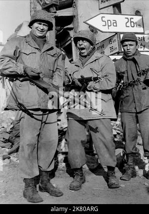 Eddie Albert, Robert Strauss & Richard Jaeckel Film: Attack; Attack! (USA 1956) Charaktere: Capt. Erskine Cooney, CO, Fox Co., PFC. Bernstein & Pvt. Snowden Director: Robert Aldrich 19 September 1956 **WARNUNG** Dieses Foto ist nur für den redaktionellen Gebrauch bestimmt und unterliegt dem Copyright von UNITED ARTISTS und/oder The Photographer, die von der Film- oder Produktionsfirma beauftragt wurden und kann nur durch Publikationen im Zusammenhang mit der Bewerbung des oben genannten Films reproduziert werden. Eine obligatorische Gutschrift für UNITED ARTISTS ist erforderlich. Der Fotograf sollte auch bei Bekanntwerden des Fotos gutgeschrieben werden. Ohne eine kommerzielle Nutzung kann keine Verwendung gewährt werden Stockfoto