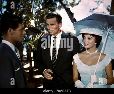 Stephen Boyd, Michael Rennie & Joan Collins Film: Island In The Sun (1957) Charaktere: Euan Templeton,Hilary Carson & Jocelyn Fleury Regie: Robert Rossen 12 June 1957 **WARNUNG** Dieses Foto ist nur für den redaktionellen Gebrauch bestimmt und unterliegt dem Copyright von 20. CENTURY FOX und/oder des Fotografen, der von der Film- oder Produktionsfirma beauftragt wurde, und kann nur durch Publikationen im Zusammenhang mit der Bewerbung des oben genannten Films reproduziert werden. Eine obligatorische Gutschrift an 20. CENTURY FOX ist erforderlich. Der Fotograf sollte auch bei Bekanntwerden des Fotos gutgeschrieben werden. Eine kommerzielle Nutzung kann ohne schriftliche Genehmigung von nicht gewährt werden Stockfoto