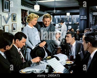 Barbara Bel Geddes, Danny Kaye Film: Die fünf Groschen (1959) Charaktere: Willa Stutsman aka 'Bobbie Meredith',Ernest Loring Nichols aka 'Red' & 'Ernie' Regie: Melville Shavelson 18 June 1959 **WARNUNG** Dieses Foto ist nur für den redaktionellen Gebrauch bestimmt und unterliegt dem Copyright von PARAMOUNT PICTURES und/oder des Fotografen, der von der Film- oder Produktionsfirma beauftragt wurde und darf nur von Publikationen im Zusammenhang mit der Bewerbung des oben genannten Films reproduziert werden. Eine obligatorische Gutschrift für PARAMOUNT-BILDER ist erforderlich. Der Fotograf sollte auch bei Bekanntwerden des Fotos gutgeschrieben werden. Es kann keine kommerzielle Nutzung gewährt werden Stockfoto