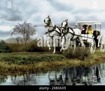 Gordon Macrae & Shirley Jones Film: Oklahoma! (USA 1955) Charaktere: Curly McLain & Laurey Williams Regie: Fred Zinnemann 11. Oktober 1955 **WARNUNG** Dieses Foto ist nur für redaktionelle Zwecke bestimmt und unterliegt dem Copyright von RODGERS & HAMMERSTEIN PRODUCTIONS und/oder des Fotografen, der von der Film- oder Produktionsfirma beauftragt wurde und darf nur durch Publikationen im Zusammenhang mit der Bewerbung des oben genannten Films reproduziert werden. Eine obligatorische Gutschrift für RODGERS & HAMMERSTEIN PRODUKTIONEN ist erforderlich. Der Fotograf sollte auch bei Bekanntwerden des Fotos gutgeschrieben werden. Ohne schriftliche Genehmigung kann keine kommerzielle Nutzung gewährt werden Stockfoto