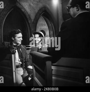 Richard Burton, Audrey Dalton & Henry Koster Film: My Cousin Rachel (USA 1954) Charaktere: Philip Ashley, Louise Kendall, / Literaturverfilmung (nach dem Buch von Daphne Du Maurier) Regie: Henry Koster 25 December 1952 **WARNUNG** Dieses Foto ist nur für den redaktionellen Gebrauch bestimmt und unterliegt dem Copyright von 20. CENTURY FOX und/oder des Fotografen, der von der Film- oder Produktionsfirma beauftragt wurde, und kann nur durch Publikationen im Zusammenhang mit der Bewerbung des oben genannten Films reproduziert werden. Eine obligatorische Gutschrift an 20. CENTURY FOX ist erforderlich. Der Fotograf sollte auch bei Bekanntwerden des Fotos gutgeschrieben werden. Keine Kommunikation Stockfoto