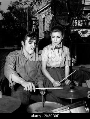 Dolores Hart & Elvis Presley Film: Loving You (USA 1957) Charaktere: Susan Jessup & Regie: Hal Kanter 09 July 1957 **WARNUNG** Dieses Foto ist nur für den redaktionellen Gebrauch bestimmt und unterliegt dem Copyright von PARAMOUNT PICTURES und/oder des Fotografen, der von der Film- oder Produktionsfirma beauftragt wurde und darf nur von Publikationen im Zusammenhang mit der Bewerbung des oben genannten Films reproduziert werden. Eine obligatorische Gutschrift für PARAMOUNT-BILDER ist erforderlich. Der Fotograf sollte auch bei Bekanntwerden des Fotos gutgeschrieben werden. Ohne schriftliche Genehmigung der Film Company kann keine kommerzielle Nutzung gewährt werden. Stockfoto