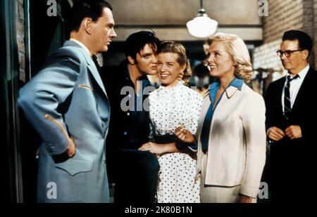 Elvis Presley, Dolores Hart & Lizabeth Scott Film: Loving You (USA 1957) Charaktere: Jimmy Tompkins (Deke Lifers),Susan Jessup & Glenda Markle Regie: Hal Kanter 09 July 1957 **WARNUNG** Dieses Foto ist nur für den redaktionellen Gebrauch bestimmt und unterliegt dem Copyright von PARAMOUNT PICTURES und/oder des Fotografen, der von der Film- oder Produktionsfirma beauftragt wurde und darf nur von Publikationen im Zusammenhang mit der Bewerbung des oben genannten Films reproduziert werden. Eine obligatorische Gutschrift für PARAMOUNT-BILDER ist erforderlich. Der Fotograf sollte auch bei Bekanntwerden des Fotos gutgeschrieben werden. Ohne schriftliche Genehmigung kann keine kommerzielle Nutzung gewährt werden Stockfoto