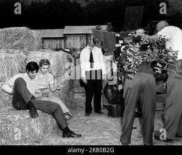 Dolores Hart & Elvis Presley Film: Loving You (USA 1957) Charaktere: Susan Jessup & Regie: Hal Kanter 09 July 1957 **WARNUNG** Dieses Foto ist nur für den redaktionellen Gebrauch bestimmt und unterliegt dem Copyright von PARAMOUNT PICTURES und/oder des Fotografen, der von der Film- oder Produktionsfirma beauftragt wurde und darf nur von Publikationen im Zusammenhang mit der Bewerbung des oben genannten Films reproduziert werden. Eine obligatorische Gutschrift für PARAMOUNT-BILDER ist erforderlich. Der Fotograf sollte auch bei Bekanntwerden des Fotos gutgeschrieben werden. Ohne schriftliche Genehmigung der Film Company kann keine kommerzielle Nutzung gewährt werden. Stockfoto