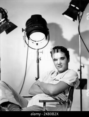 Elvis Presley Film: King Creole (USA 1958) Regie: Michael Curtiz 02 July 1958 **WARNUNG** Dieses Foto ist nur für redaktionelle Zwecke bestimmt und unterliegt dem Copyright von PARAMOUNT und/oder des Fotografen, der von der Film- oder Produktionsfirma beauftragt wurde und darf nur von Publikationen im Zusammenhang mit der Bewerbung des oben genannten Films reproduziert werden. Eine obligatorische Gutschrift an PARAMOUNT ist erforderlich. Der Fotograf sollte auch bei Bekanntwerden des Fotos gutgeschrieben werden. Ohne schriftliche Genehmigung der Film Company kann keine kommerzielle Nutzung gewährt werden. Stockfoto