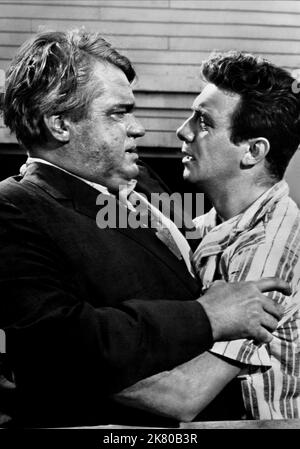 Orson Welles & Anthony Francoisa Film: Der lange, heiße Sommer (USA 1958) Charaktere: Will Varner & Regie: Martin Ritt 03. April 1958 **WARNUNG** Dieses Foto ist nur für redaktionelle Verwendung bestimmt und unterliegt dem Copyright von 20. CENTURY FOX und/oder des Fotografen, der von der Film- oder Produktionsfirma beauftragt wurde und darf nur durch Publikationen im Zusammenhang mit der Bewerbung des oben genannten Films reproduziert werden. Eine obligatorische Gutschrift an 20. CENTURY FOX ist erforderlich. Der Fotograf sollte auch bei Bekanntwerden des Fotos gutgeschrieben werden. Ohne schriftliche Genehmigung der Film Company kann keine kommerzielle Nutzung gewährt werden. Stockfoto