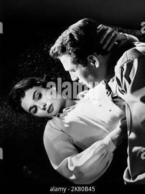 Jean Simmons & Paul Newman Film Until They Sail (USA 1957) Charaktere: Barbara Leslie Forbes & Kapitän Jack Harding Regie: Robert Wise 08. Oktober 1957 **WARNUNG** dieses Foto ist nur für redaktionelle Zwecke bestimmt und unterliegt dem Copyright von MGM und/oder dem Fotografen, der von der Film or Production Company zugewiesen wurde. Es kann nur durch Veröffentlichungen in Verbindung mit der Werbung für den oben genannten Film reproduziert werden. Eine obligatorische Gutschrift an MGM ist erforderlich. Der Fotograf sollte ebenfalls angerechnet werden, wenn er bekannt ist. Ohne schriftliche Genehmigung der Film Company kann keine kommerzielle Nutzung gewährt werden. Stockfoto