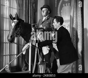 A.A. Matthews & Dirk Bogarde Film: Doctor at Large (1957) Charaktere: Duke of Skye und Lewes & Dr. Simon Sparrow Regie: Ralph Thomas 29. April 1957 **WARNUNG** Dieses Foto ist nur für redaktionelle Zwecke bestimmt und unterliegt dem Copyright der RANK-ORGANISATION und/oder des Fotografen, der von der Film- oder Produktionsfirma beauftragt wurde und darf nur von Publikationen im Zusammenhang mit der Bewerbung des oben genannten Films reproduziert werden. Eine obligatorische Gutschrift für DIE ORGANISATION „RANK“ ist erforderlich. Der Fotograf sollte auch bei Bekanntwerden des Fotos gutgeschrieben werden. Ohne schriftliche Genehmigung der Film Company kann keine kommerzielle Nutzung gewährt werden. Stockfoto